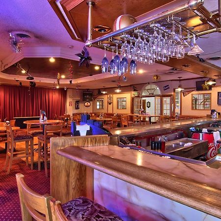 Clarion Inn Conference Center Модесто Екстериор снимка