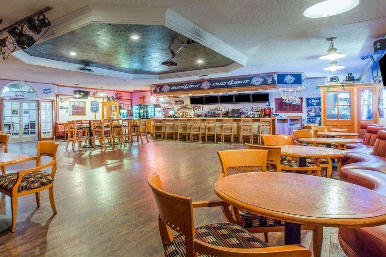 Clarion Inn Conference Center Модесто Екстериор снимка