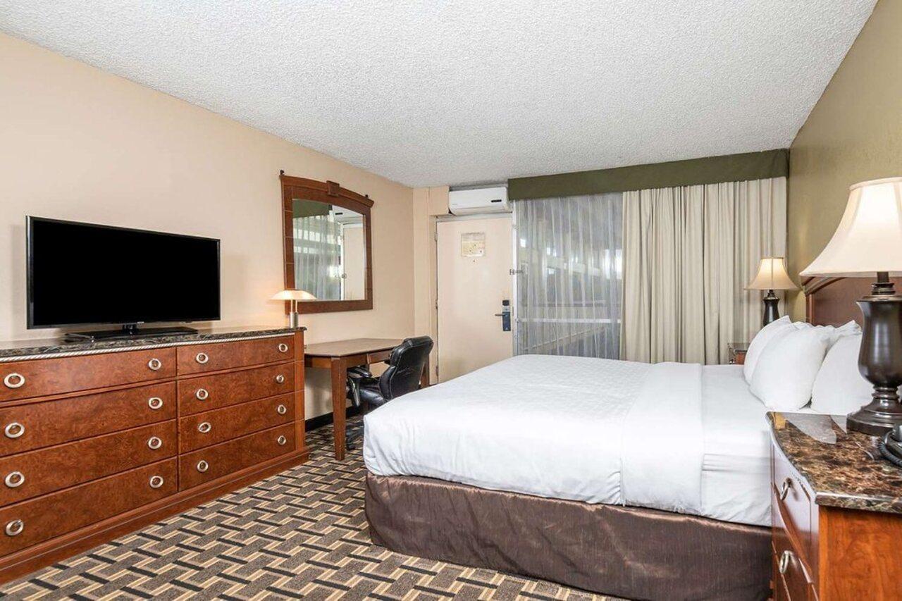 Clarion Inn Conference Center Модесто Екстериор снимка