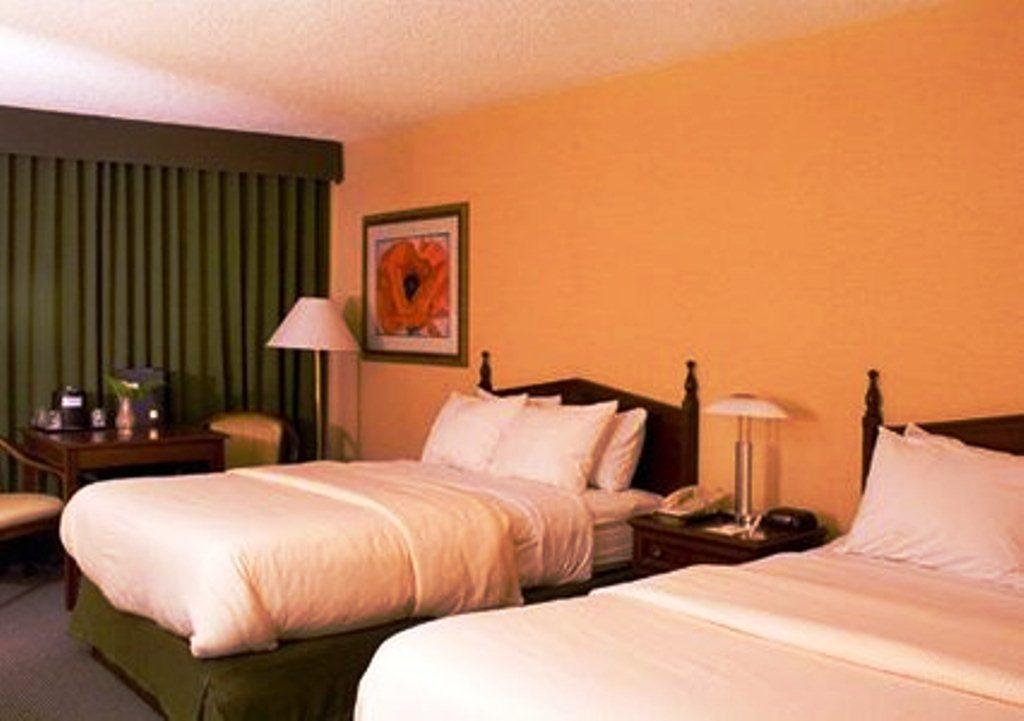 Clarion Inn Conference Center Модесто Екстериор снимка