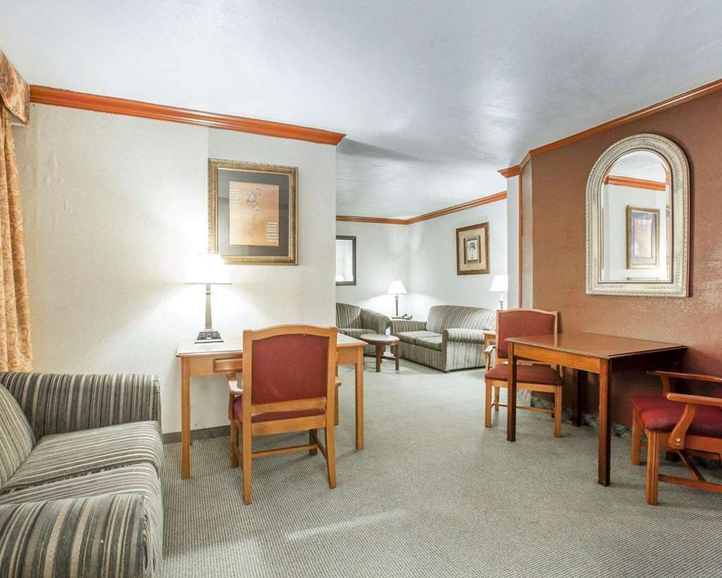 Clarion Inn Conference Center Модесто Екстериор снимка