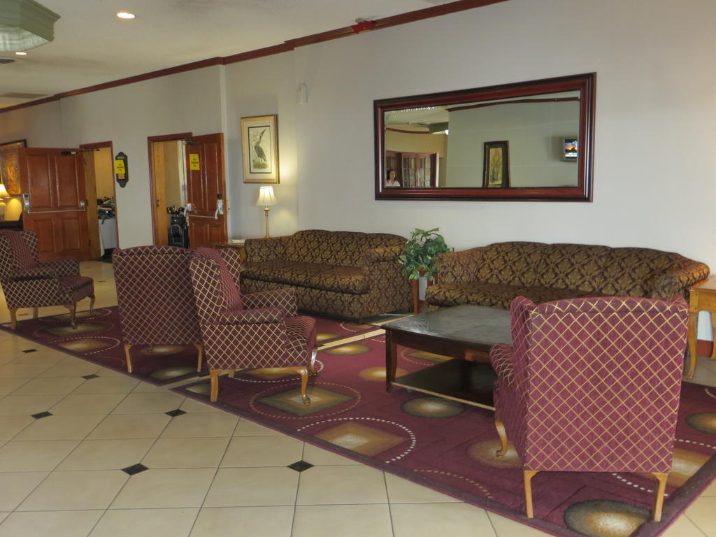 Clarion Inn Conference Center Модесто Екстериор снимка