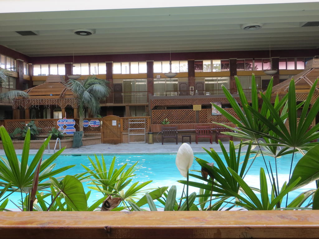 Clarion Inn Conference Center Модесто Екстериор снимка