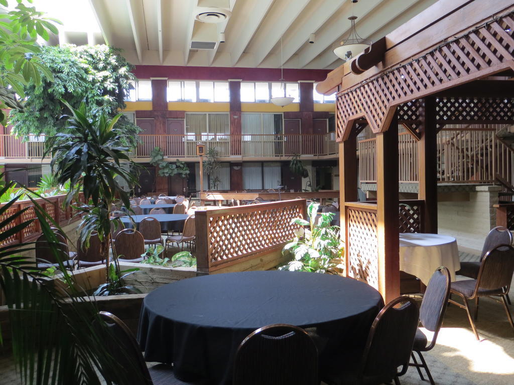 Clarion Inn Conference Center Модесто Екстериор снимка