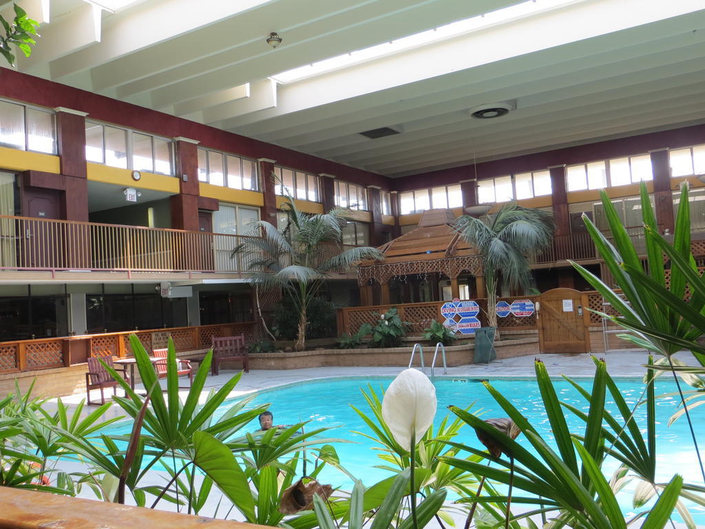 Clarion Inn Conference Center Модесто Екстериор снимка