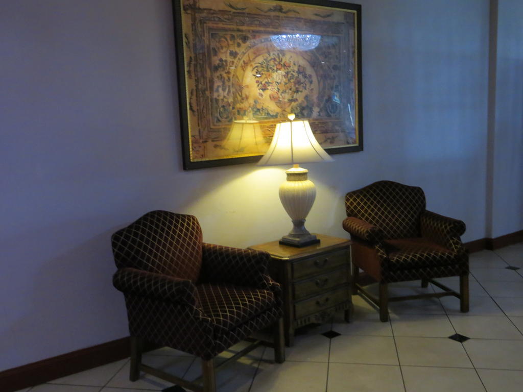 Clarion Inn Conference Center Модесто Екстериор снимка