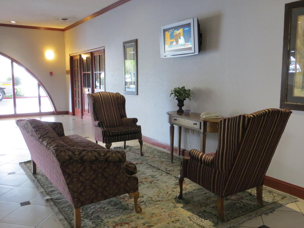 Clarion Inn Conference Center Модесто Екстериор снимка