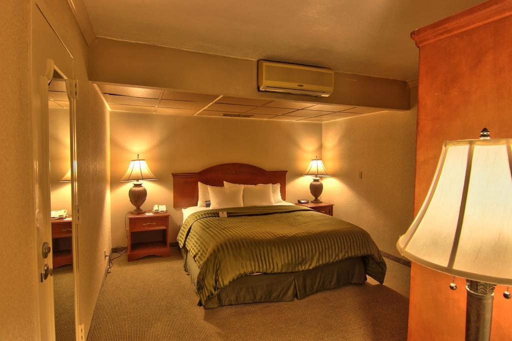 Clarion Inn Conference Center Модесто Екстериор снимка