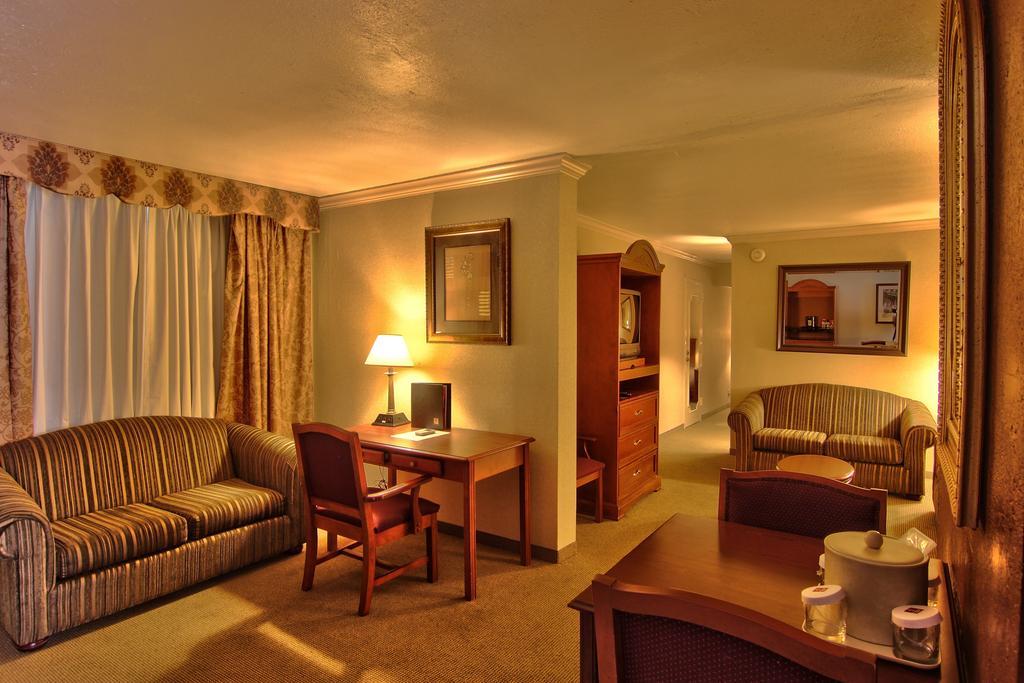 Clarion Inn Conference Center Модесто Екстериор снимка