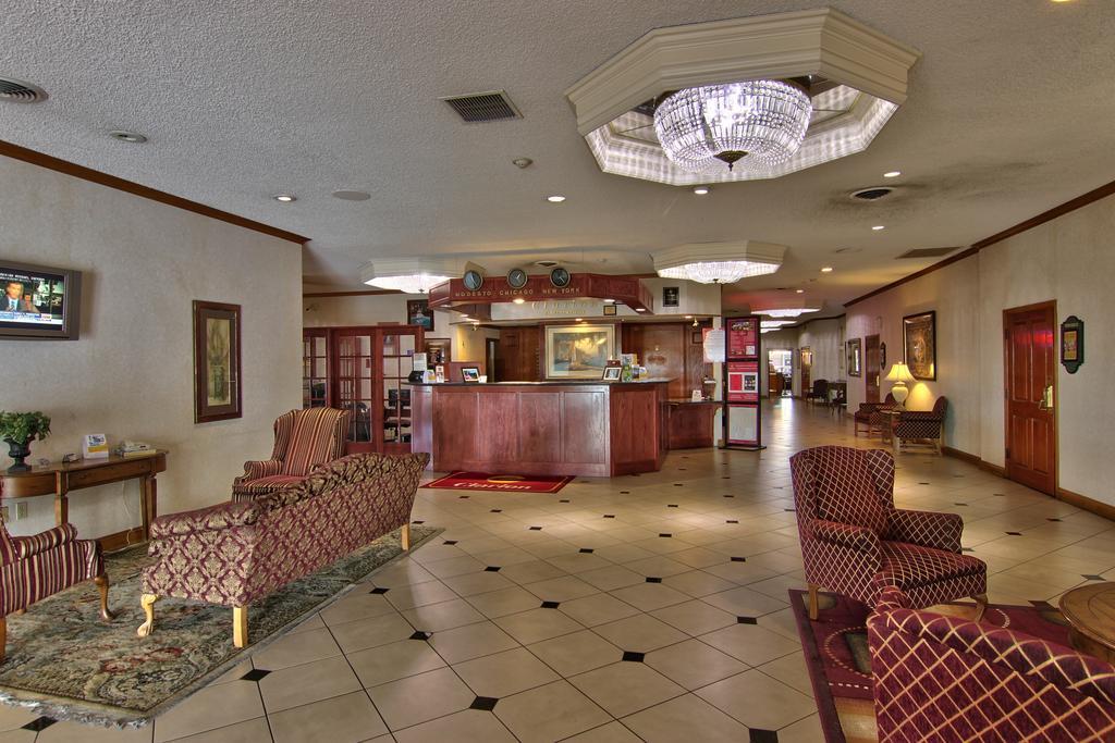 Clarion Inn Conference Center Модесто Екстериор снимка