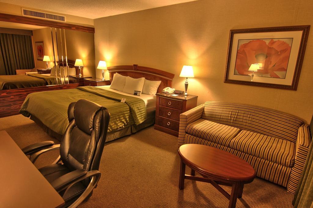 Clarion Inn Conference Center Модесто Екстериор снимка