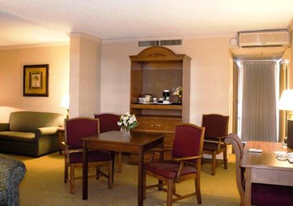 Clarion Inn Conference Center Модесто Екстериор снимка