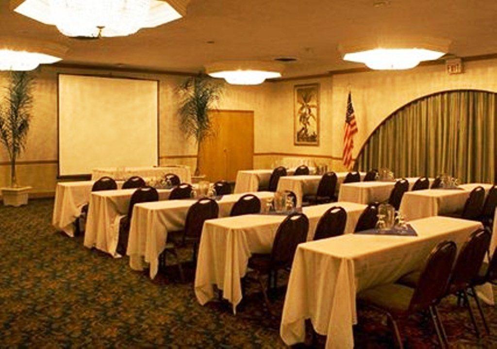 Clarion Inn Conference Center Модесто Екстериор снимка