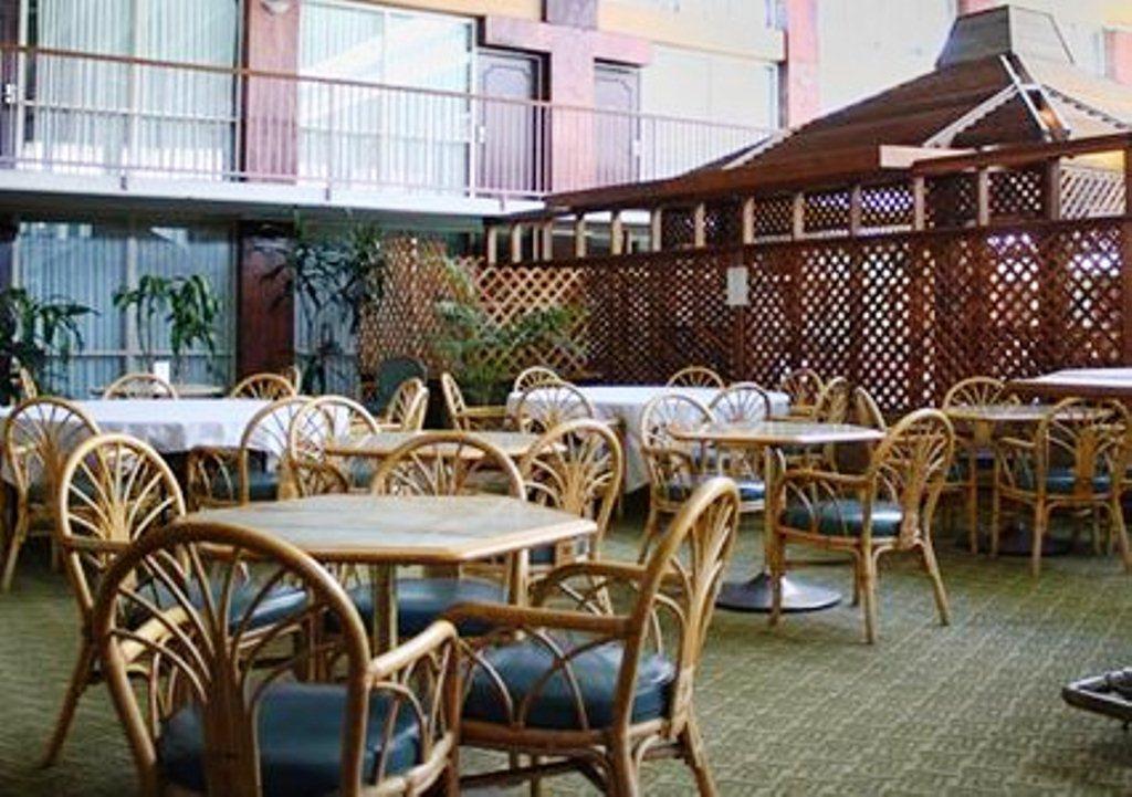Clarion Inn Conference Center Модесто Екстериор снимка