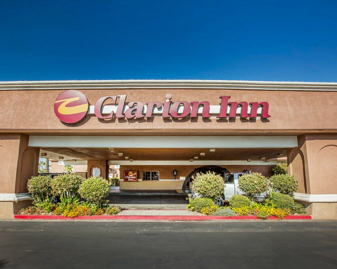 Clarion Inn Conference Center Модесто Екстериор снимка