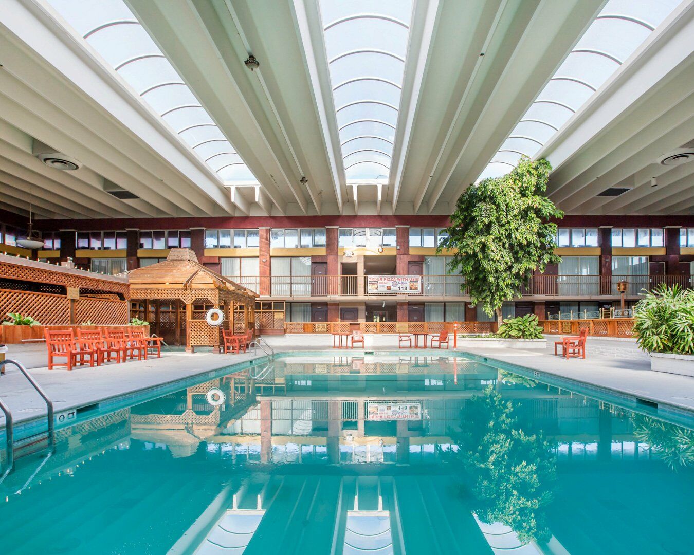 Clarion Inn Conference Center Модесто Екстериор снимка