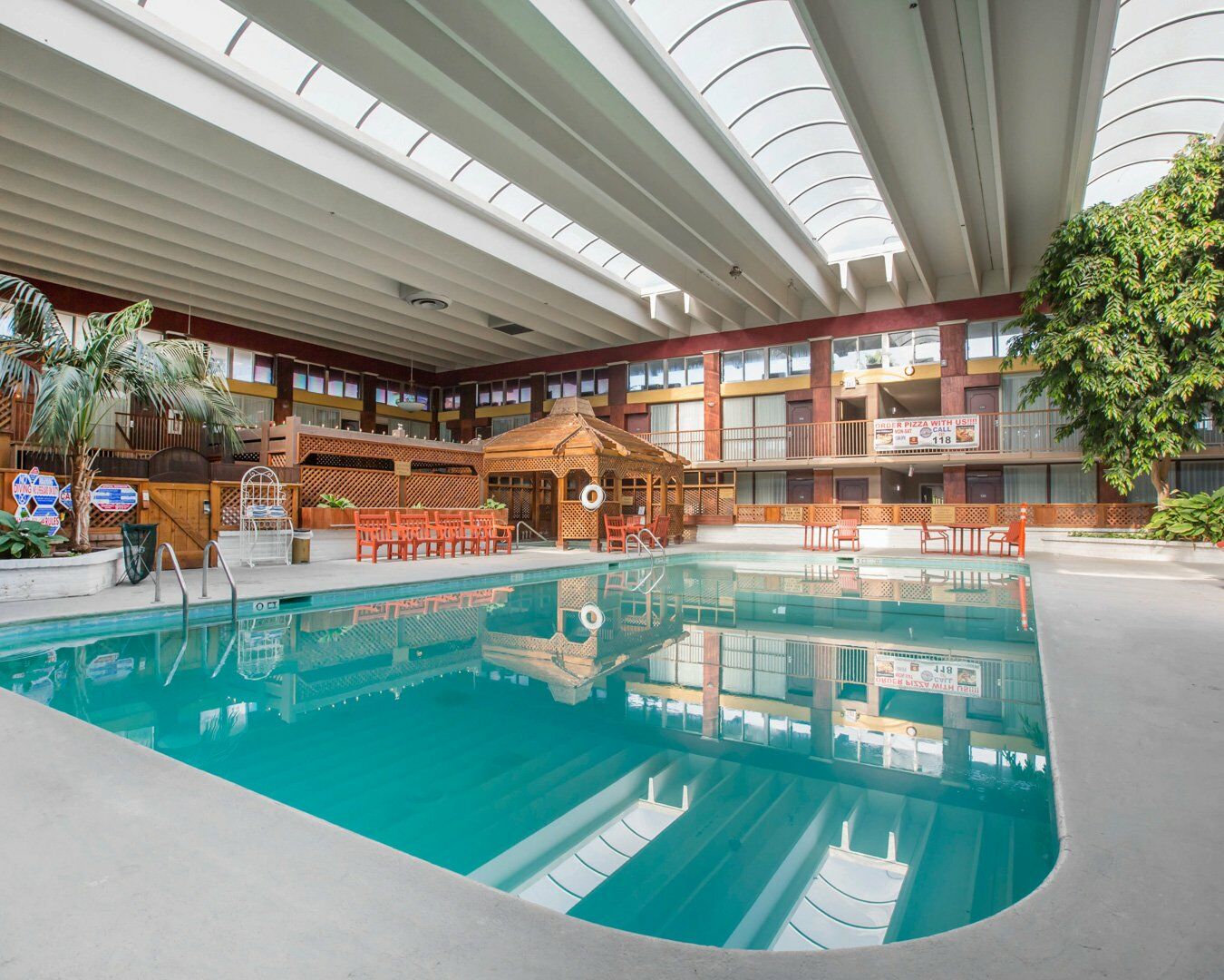 Clarion Inn Conference Center Модесто Екстериор снимка